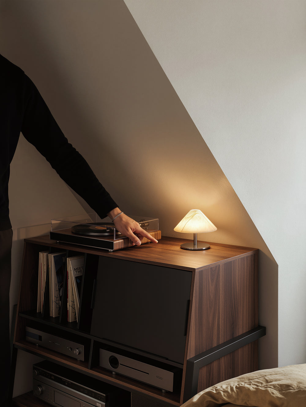 FITUEYES Eiffel RS10 record player stand for a home vinyl listening corner