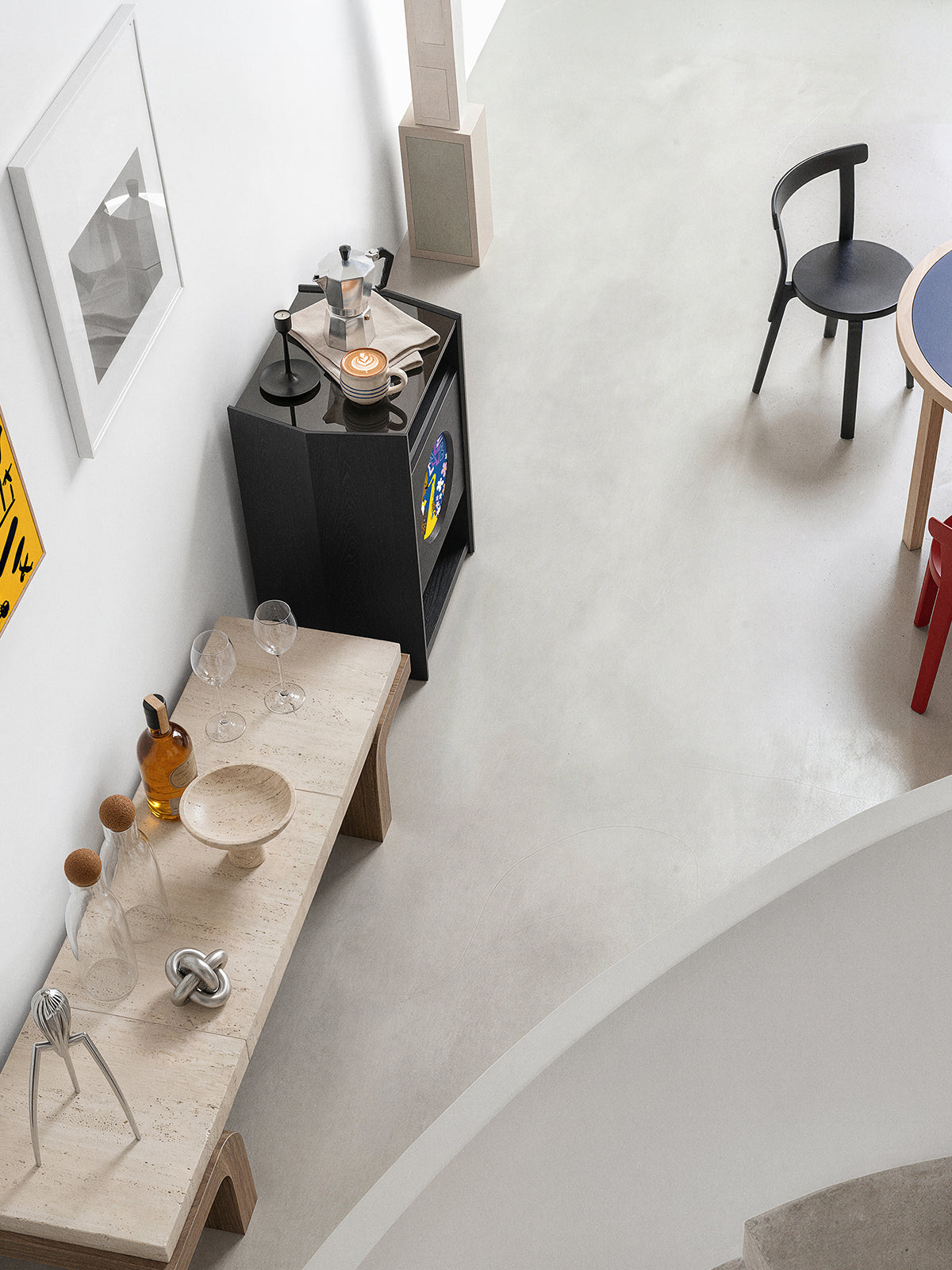 Overhead view of the Picasso RS05 record player stand in a curved open-plan living room